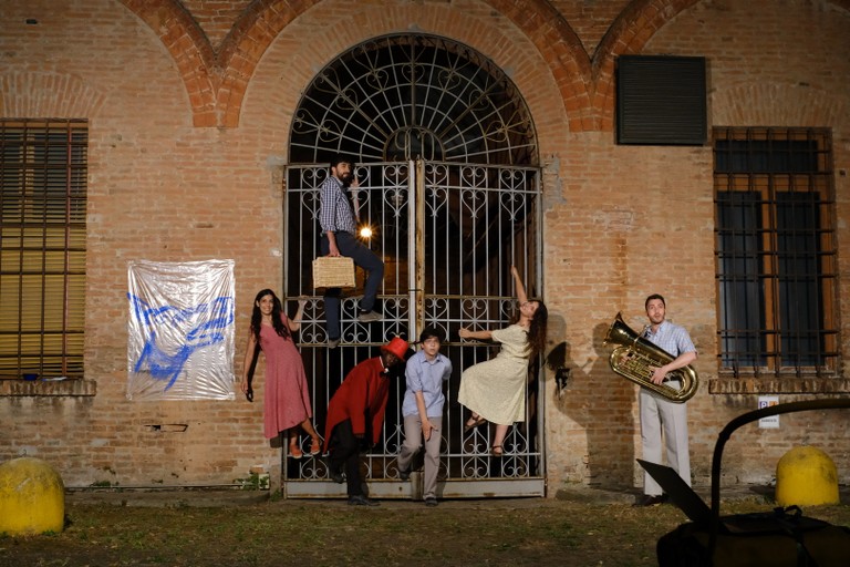 La scena finale dello spettacolo Un sogno blu. Centro Teatro Universitario, Balamòs Teatro